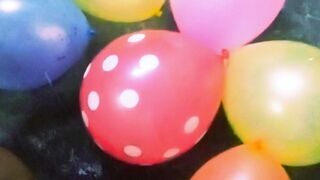 কি সুন্দরভাবে বেলুন ফাটানো হচ্ছে