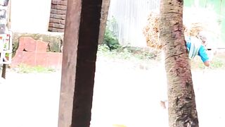 বৃদ্ধা মহিলাটি এখনো তার কাজ করে?
