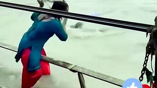 ???? HEROINE ALERT: Watch this brave girl save a drowing woman in a rushing river! ????❤️