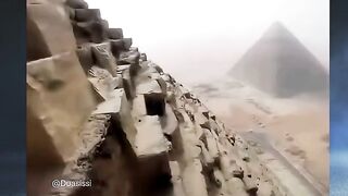 memanjat Piramida secara ilegal