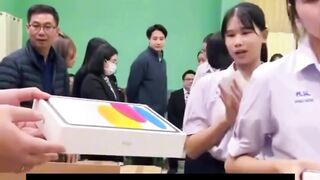 Program “Satu Siswa, Satu Tablet” siap dibagikan untuk ratusan ribu pelajar demi akses belajar digital yang lebih luas ????✨
