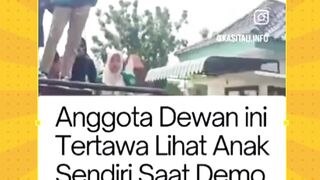 Anggota dewan ini tertawa liat anak sendiri demo Embege, tapi ini keren banget sih