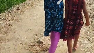 পোষা বিড়াল কে কাঁধে করে নিয়ে যাচ্ছে
