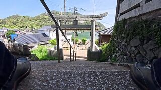 I was resting in the shade of a shrine when a cat came over to me... The quiet time was so precious.