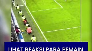 ​Pada jarak sedekat itu, jika bola sedikit saja memantul (bobble) saat akan ditendang, titik perkenaan kaki akan bergeser.