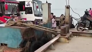 লঞ্চ দুর্ঘটনায় মানুষ মারা গেছে
