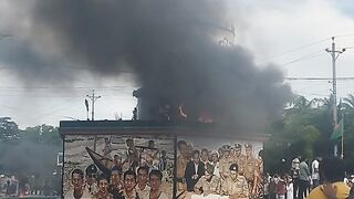 আগুনের লেলিহান শিখায় পুড়ছে মুজিবের মূর্তি