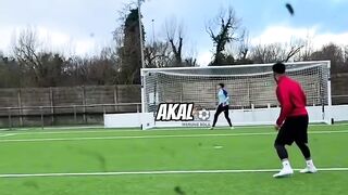 Bola yang bikin kiper cuma bisa diam!????