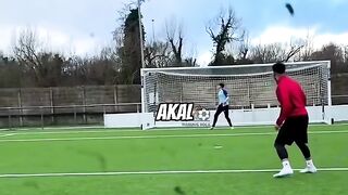 Bola yang bikin kiper cuma bisa diam!???? 2