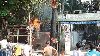 খুলনায় একটি তারের খাম্বায় ভয়াবহ আগুন দেখুন ????????????
