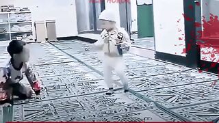 Lagi Asyik Rekam Anak Main di Dalam Masjid, Malah Ada Penampakan Misterius Terekam Kamera!