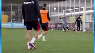 Instant impact Xabi Alonso untuk free-kick KGrimaldo