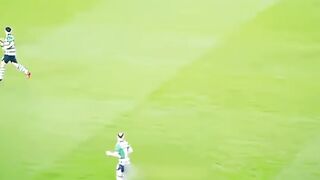 Golnya begitu indah sampai kiper juga ikut terkagum ????