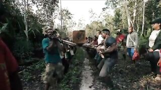 Papua menangis, Pejabat pesta pora