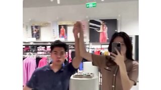 Kalo lagi bawa pacar di mall jangan aneh-aneh ????