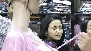টান দিয়ে খুলে দিলো সবার মজে বসে