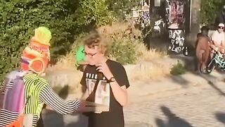 En Berlín Alemania calmando una discusión callejera