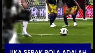 Tendangan bebas ini tidak dilakukan dengan cara biasa. Sudutnya sangat sempit untuk langsung menembak ke gawang