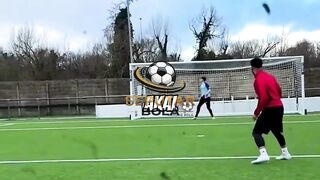 Bola yang bikin kiper cuma bisa diam!???? 5