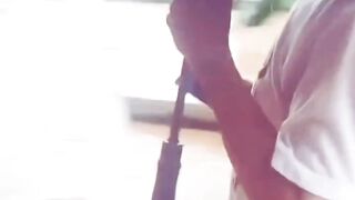 Lagi banjir malah jalan santai aja ????