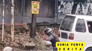 SEORANG BAPAK BAPAK JATUH DENGAN MOTOR KARENA LICIN MIRISNYA TIDAK ADA YANG MEMBANTU