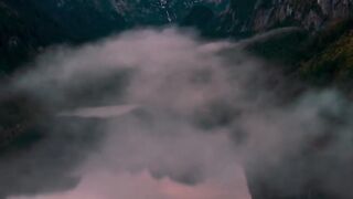 Uma atmosfera mágica de manhã nas montanhas ????