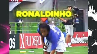 IQ sepak bola di atas rata-rata! ????⚽ Masih ingat momen magis Ronaldinho ini di Piala Dunia 2002?