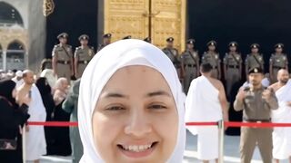 এই বোনটি কাবা ঘরের দরজা খুলতে দেখে অবাক #shorts #islamic