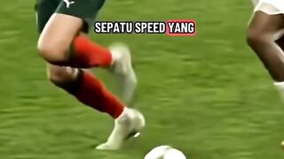 Banyak bek tengah terjebak pakai sepatu speed yang super ringan cuma demi kelihatan keren.