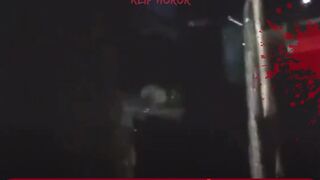 Detik-Detik Makhluk Putih Terekam Jelas Berdiri di Samping Antena Parabola!