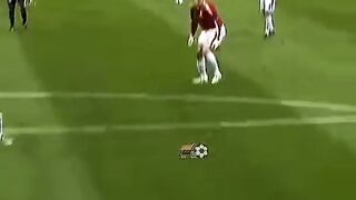 Kiper ini mencetak gol paling gila!???? 2
