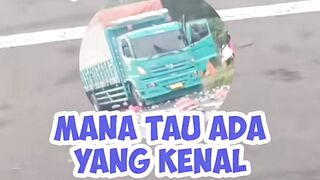 A pickup truck loaded with fish collided with a truck, killing the victim.