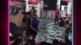 Ribuan Ikan Lele Tumpah Di SPBU Cokro Klaten, Operasional Sempat Terhenti