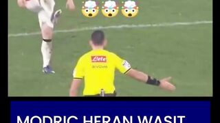 Pemain Roma itu mendorong Modrić tanpa alasan, dan dialah yang mendapat kartu kuning? ????