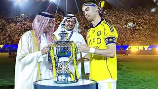 ???? CR7 akhirnya angkat piala bareng Al Nassr!