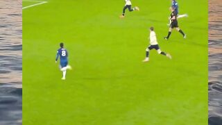 Kerjasama apik diperlihatkan lini serang Chelsea sebelum babak pertama usai.