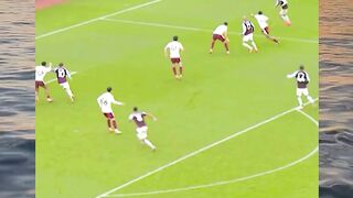 Awalnya tendangan berhasil diblok di garis gawang