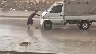 طفل شجاع قام بإيقاف شاحنة جرفتها الامطار بقسنطينة