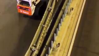 Di China, ketika lalu lintas terlalu padat, pihak berwenang membuka jalur khusus untuk menjaga kelancaran pergerakan kendaraan.