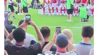 Arsenal baru saja mengangkat trofi Liga Premier untuk pertama kalinya dalam 22 tahun