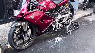 Masih ingat suara cempreng khas motor 2 tak yang bikin jalanan auto nengok? ????????????