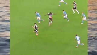 Lihat bagaimana bola melaju indah di udara, melewati jangkauan kiper