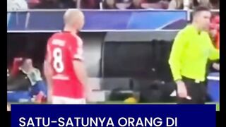 ribuan orang yang menyoraki Vinícius Jr