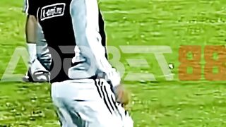 Adobet88 | Aksi Pesepak Bola Di Atas Rumput Hijau