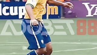 Adobet88 | Aksi Pesepak Bola Di Atas Rumput Hijau 4