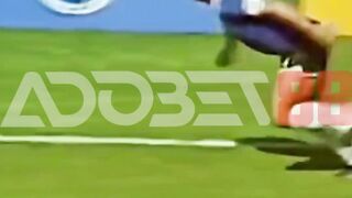 Adobet88 | Aksi Pesepak Bola Di Atas Rumput Hijau 11