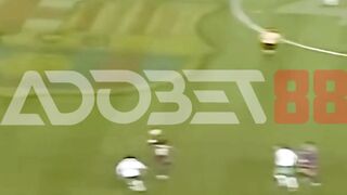 Adobet88 | Aksi Pesepak Bola Di Atas Rumput Hijau 12