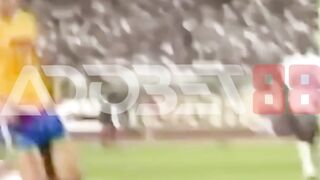 Adobet88 | Aksi Pesepak Bola Di Atas Rumput Hijau 16