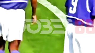 Adobet88 | Aksi Pesepak Bola Di Atas Rumput Hijau 18