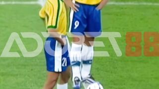 Adobet88 | Aksi Pesepak Bola Di Atas Rumput Hijau 19
